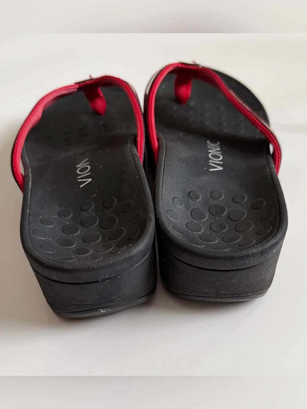 Vionic Red and Black Leopard-Print Thong Sandals